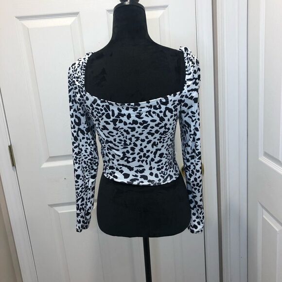 NWOT Leopard print white and black, long sleeve crop top. Size small - Picture 5 of 7